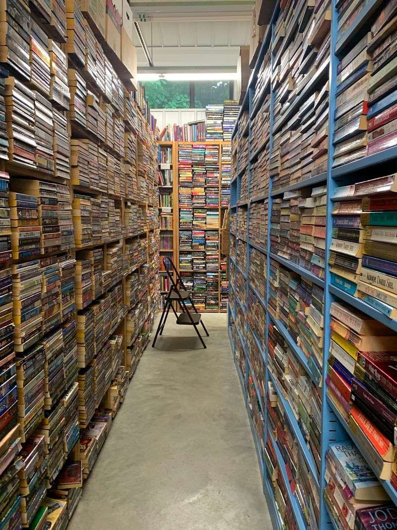 Shelves That Climb Toward the Ceiling Shelves That Climb Toward the Ceiling