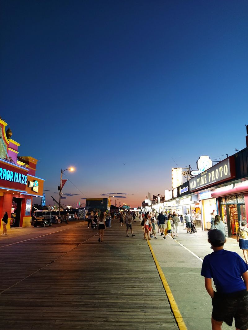 Shops and Eateries Without a Complicated Plan Shops and Eateries Without a Complicated Plan