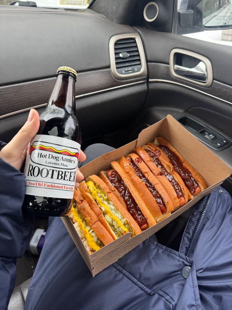 Simple Menu, Loyal Crowd