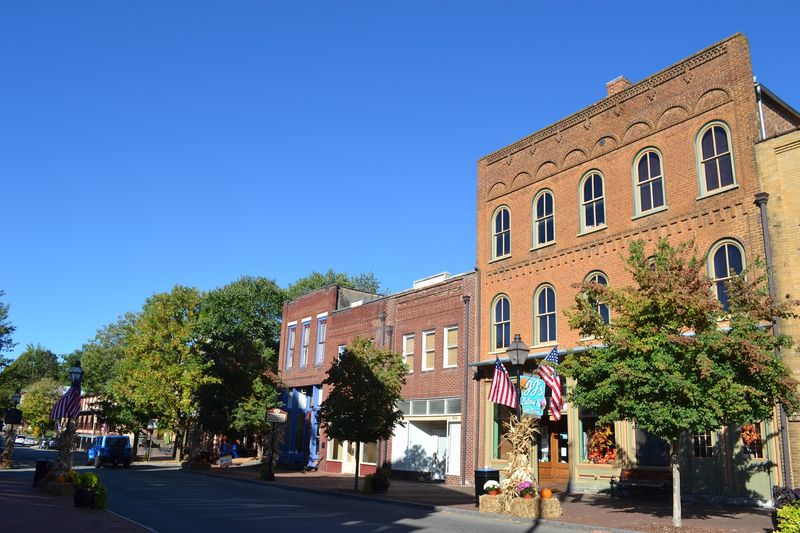 Small-Town Population, Big Sense of Community Small-Town Population, Big Sense of Community
