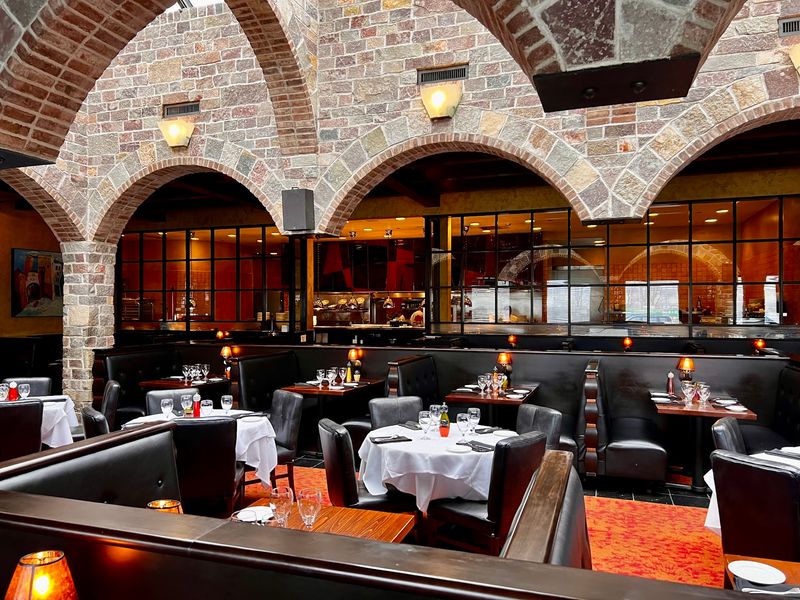Stone Arches and Large Paintings Create an Atmosphere Worth Savoring Stone Arches and Large Paintings Create an Atmosphere Worth Savoring