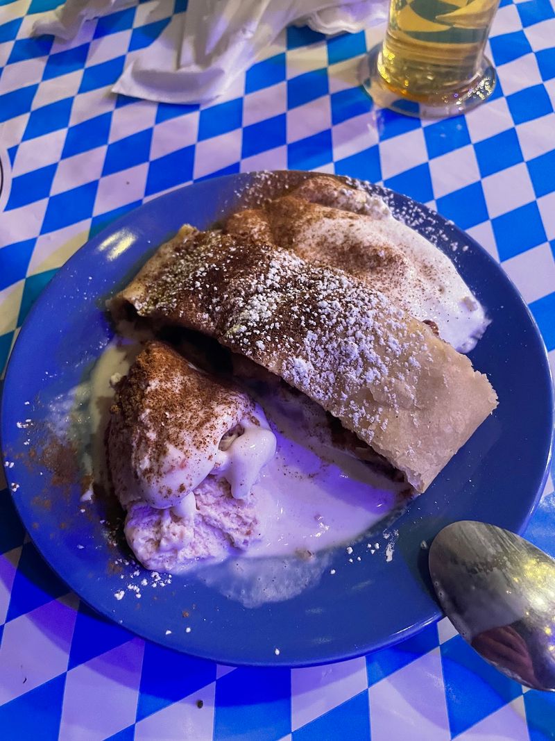 The Apple Strudel and Desserts That Close the Meal Right The Apple Strudel and Desserts That Close the Meal Right