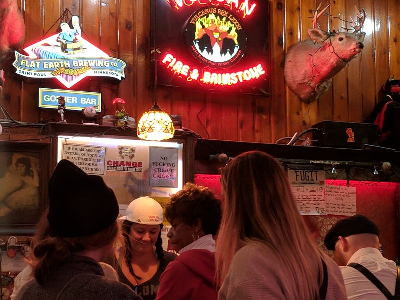 The Atmosphere That Regulars Refuse to Give Up The Atmosphere That Regulars Refuse to Give Up