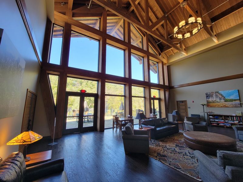 The Betty Lea Lodge: Rustic Comfort with a Dramatic View The Betty Lea Lodge: Rustic Comfort with a Dramatic View