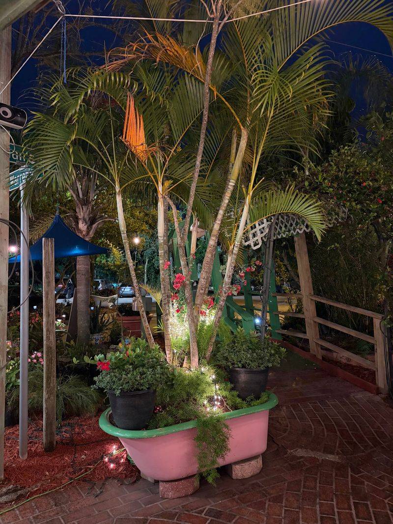 The Garden That Stops People Mid-Bite The Garden That Stops People Mid-Bite