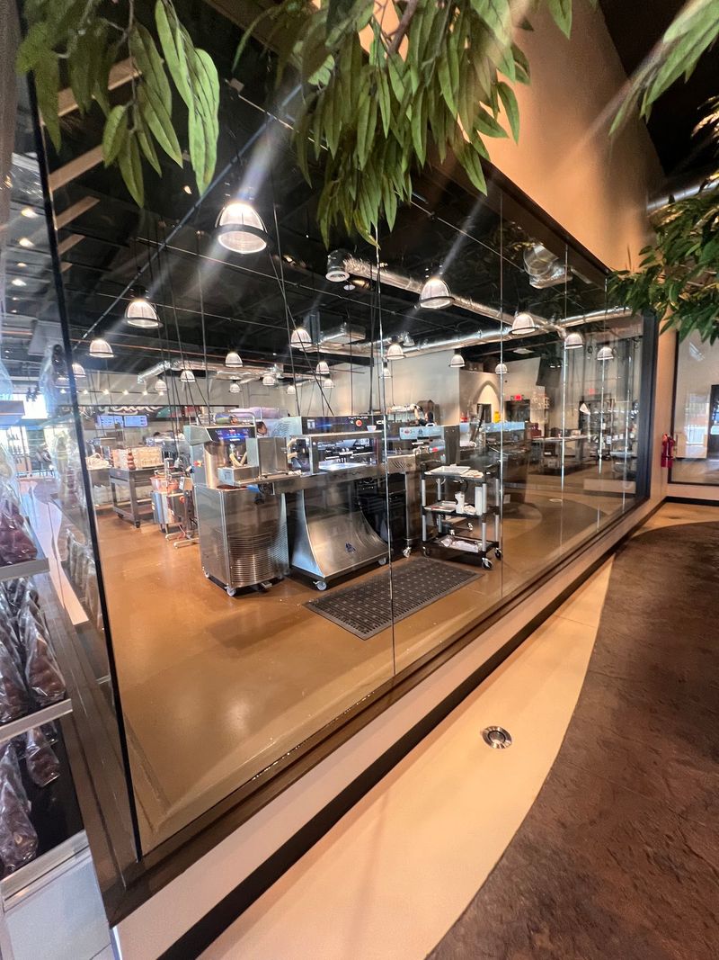 The Glass Walls That Steal the Show The Glass Walls That Steal the Show