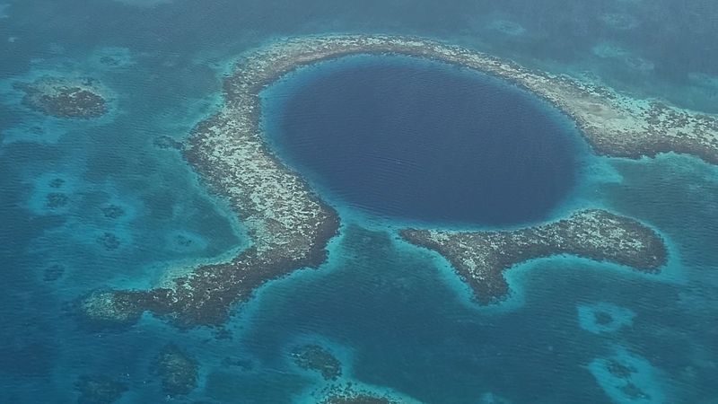 The Great Blue Hole (Belize) The Great Blue Hole (Belize)
