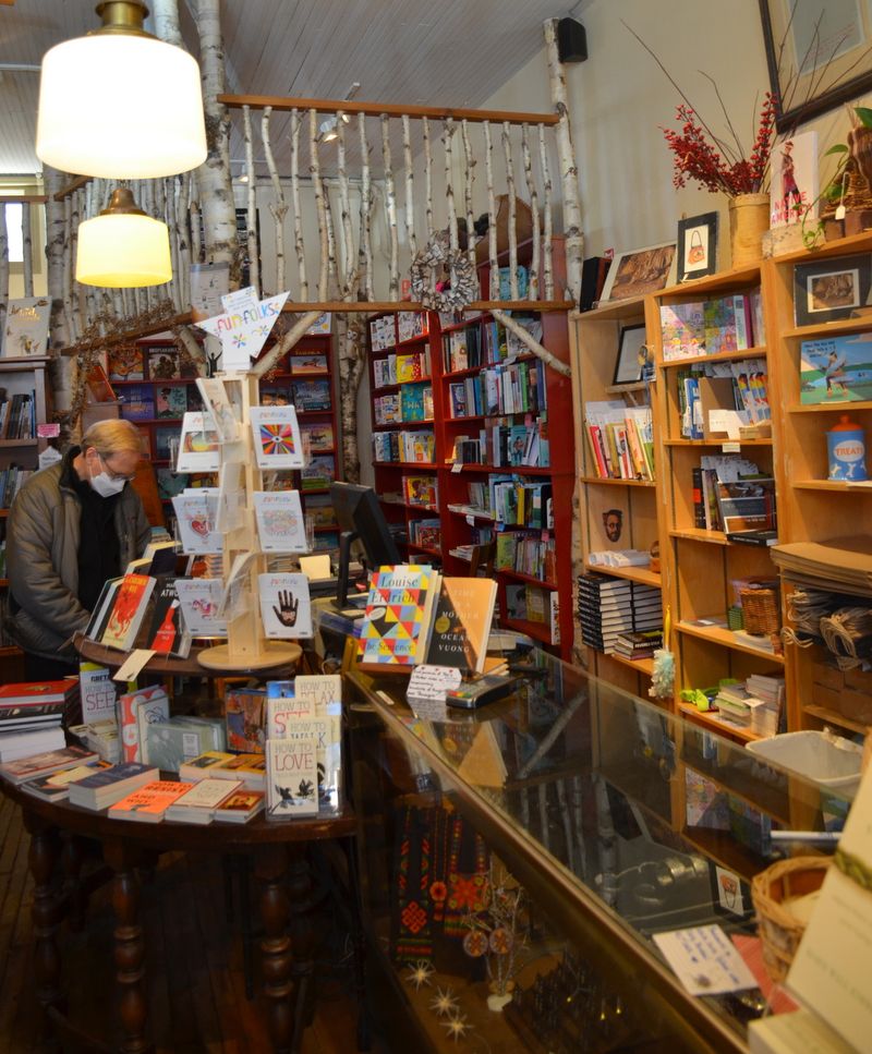 The Hobbit-Like Reading Nook That Charms Every Visitor The Hobbit-Like Reading Nook That Charms Every Visitor
