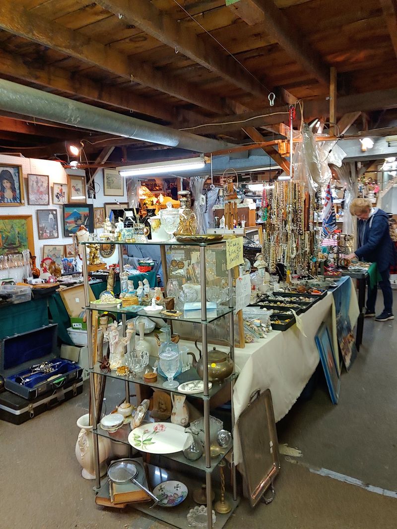 The Indoor Antique Market: A Collector's Labyrinth The Indoor Antique Market: A Collector's Labyrinth