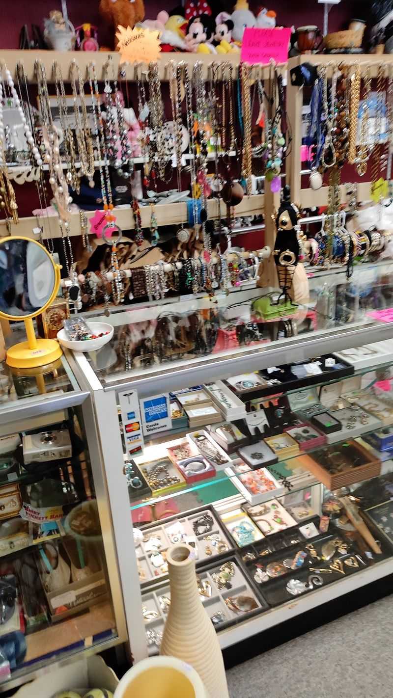 The Jewelry Case That Surprises First-Time Visitors The Jewelry Case That Surprises First-Time Visitors
