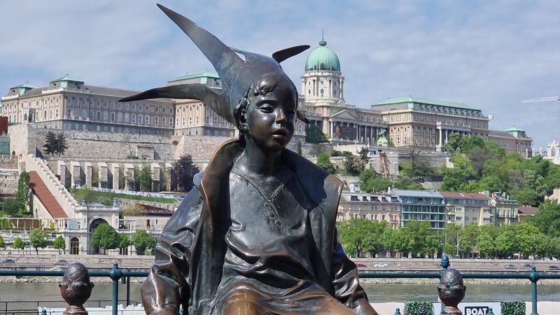 The Little Princess Statue - Budapest, Hungary The Little Princess Statue - Budapest, Hungary