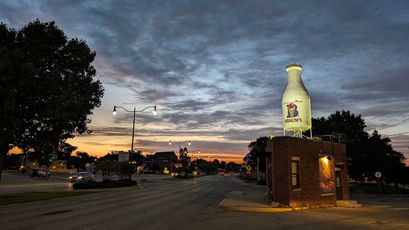 The Milk Bottle Grocery and Roadside Museum Spots (Oklahoma City, Route 66) The Milk Bottle Grocery and Roadside Museum Spots (Oklahoma City, Route 66)