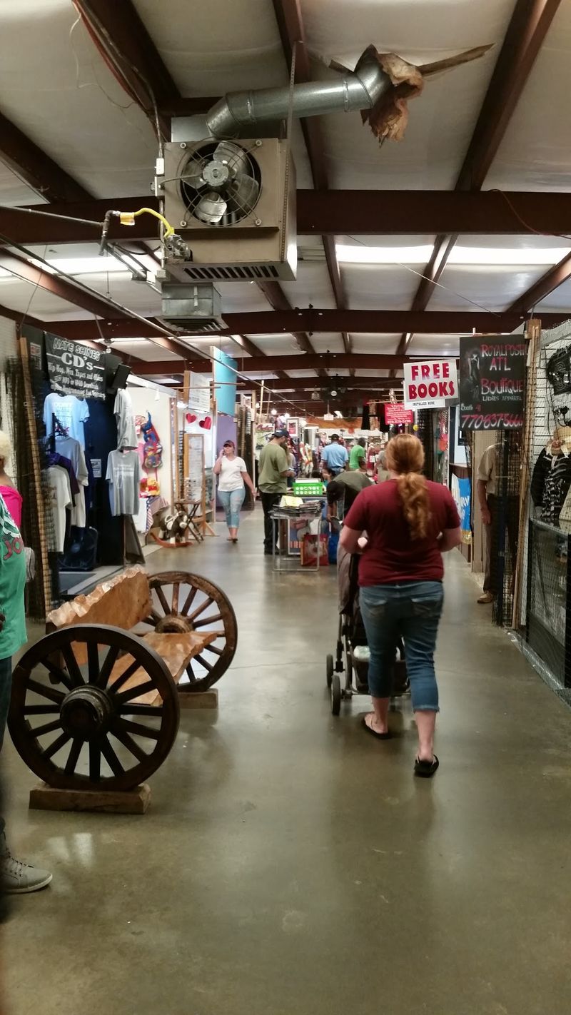 The Outdoor Flea Market That Fills the Lot The Outdoor Flea Market That Fills the Lot