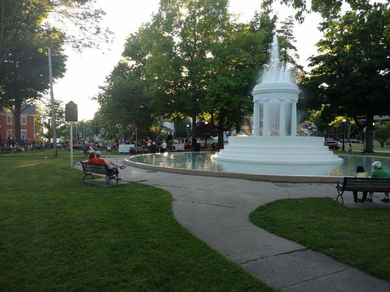 The Park Setting That Makes It More Than Just a Fountain The Park Setting That Makes It More Than Just a Fountain