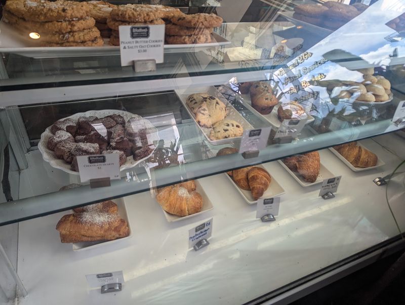 The Pastry Case That Stops People Mid-Step The Pastry Case That Stops People Mid-Step