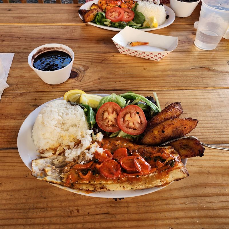 The Red Snapper Platter That Loyal Customers Swear By The Red Snapper Platter That Loyal Customers Swear By