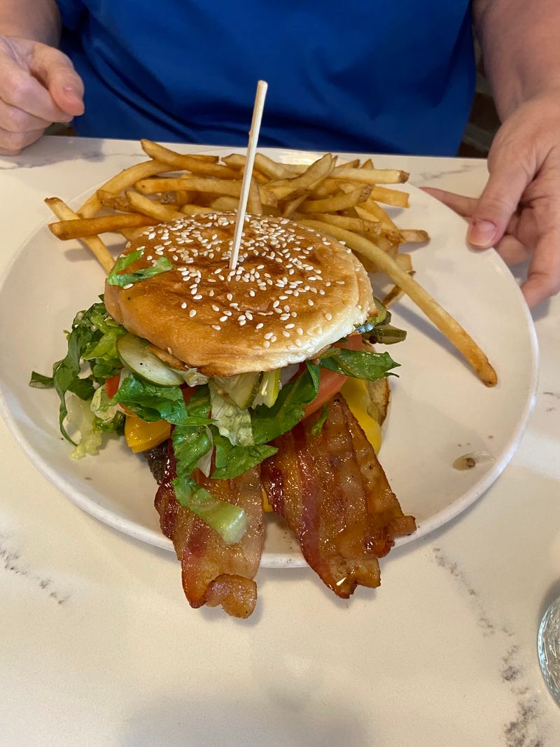 The Smash Burger That Arrives Oversized The Smash Burger That Arrives Oversized