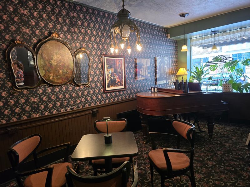 The Victorian Home Setting That Sets the Mood The Victorian Home Setting That Sets the Mood
