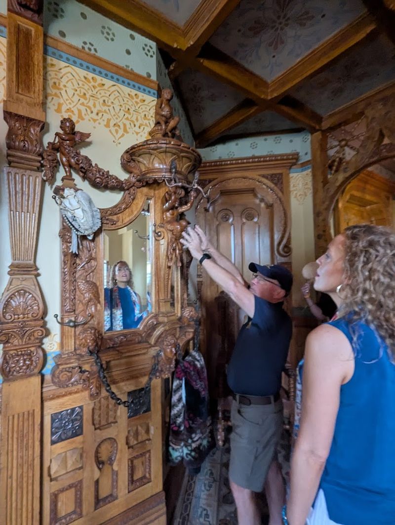 Tour Guides Who Actually Know Their Stuff Tour Guides Who Actually Know Their Stuff