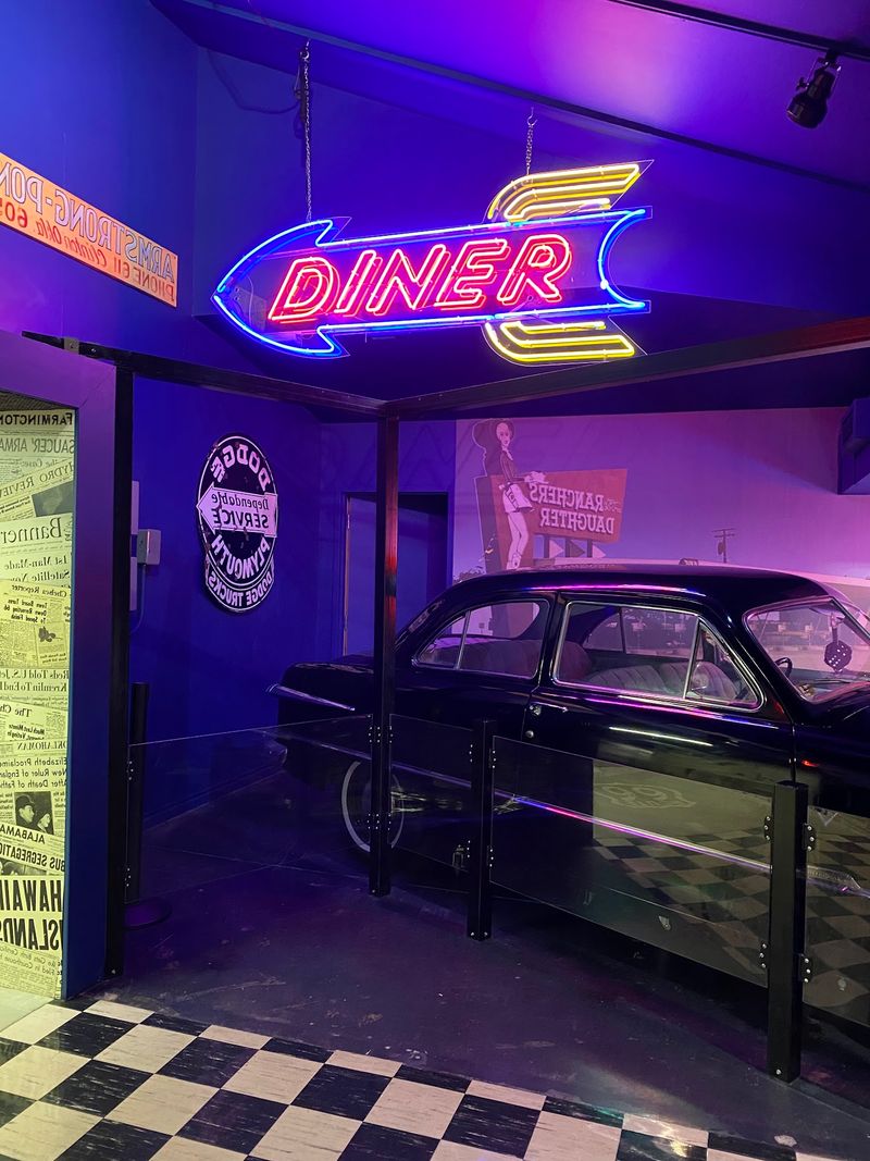 Vintage Signs and Neon That Set the Mood Immediately Vintage Signs and Neon That Set the Mood Immediately