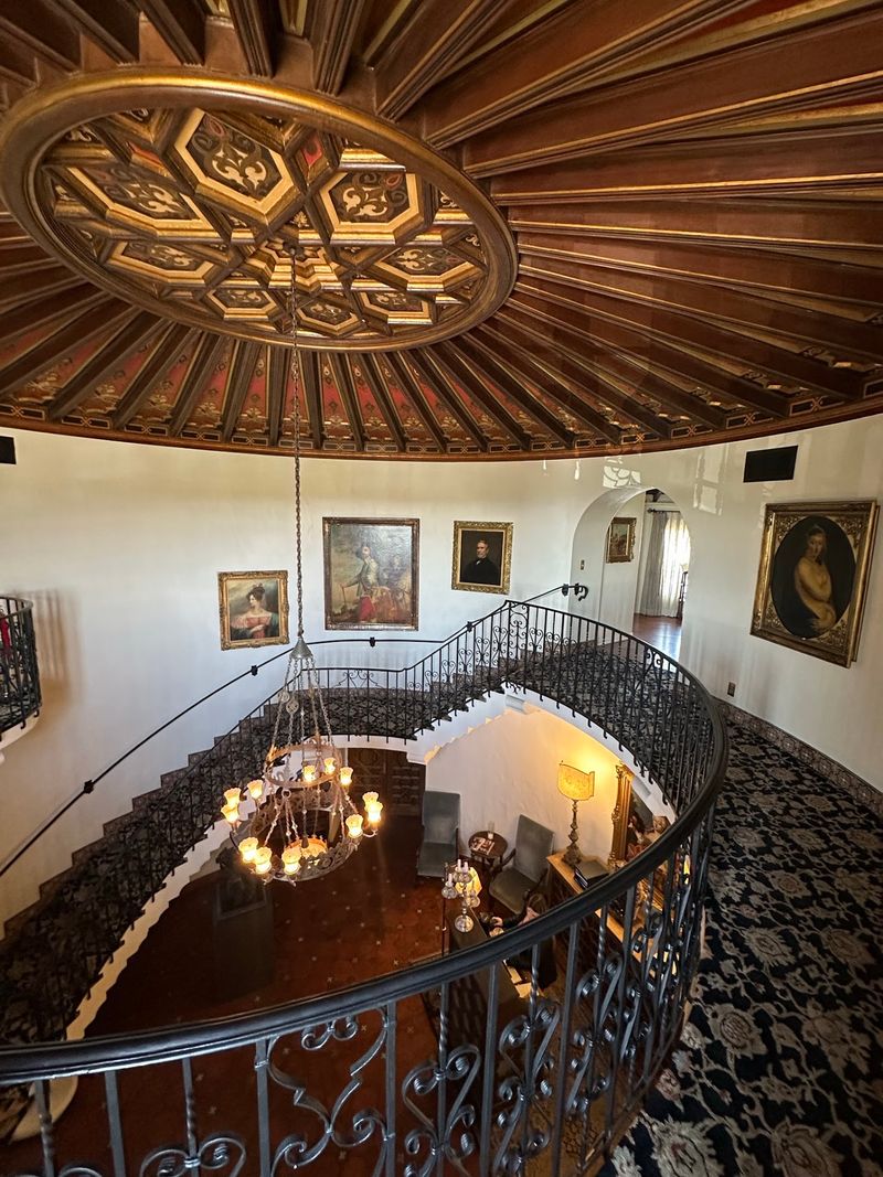 Wander the Mansion Before You Dine Wander the Mansion Before You Dine