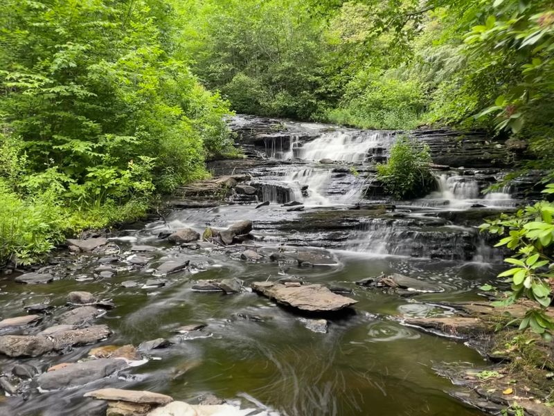 Waterfalls That Draw the Cameras Waterfalls That Draw the Cameras
