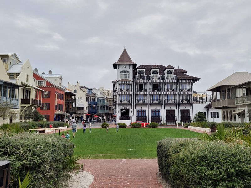 What New Urbanism Actually Feels Like in Practice What New Urbanism Actually Feels Like in Practice