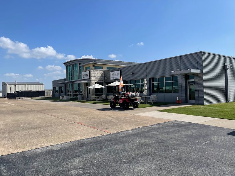 Where an Airport Diner Comes to Life