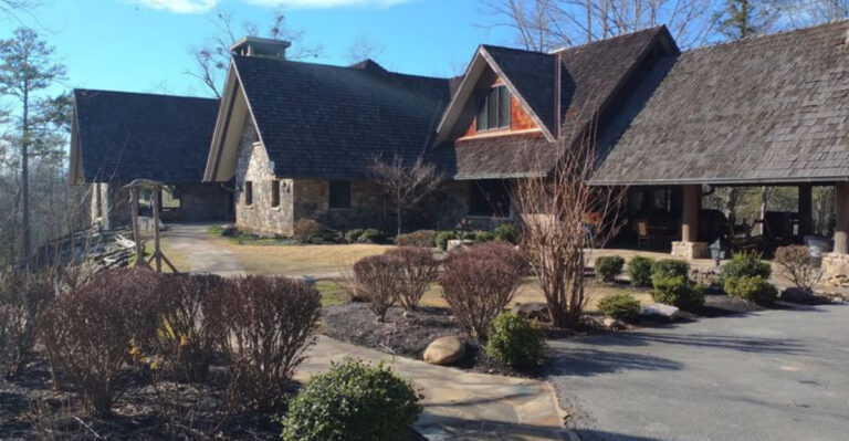 This Tiny Smoky Mountains Town in Tennessee Feels More Like a Postcard Than a Destination