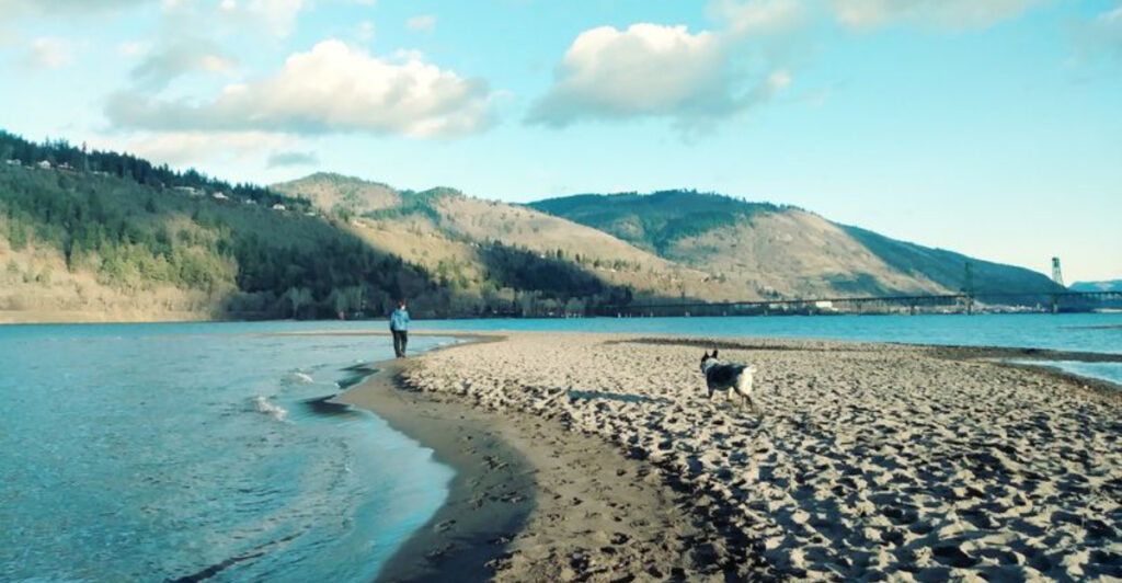 This Oregon Lake Town Is a Walkable Summer Escape Worth the Drive