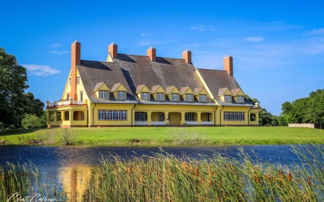 This North Carolina Mansion Day Trip Ends With Wild Horses On The Beach