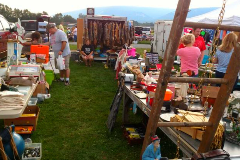 This Massive Pennsylvania Flea Market Has Hundreds of Vendors, Amish Goods, and Hours of Treasure Hunting