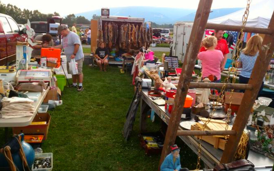 This Massive Pennsylvania Flea Market Has Hundreds of Vendors, Amish Goods, and Hours of Treasure Hunting