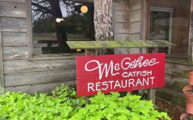 This Scenic Oklahoma Catfish Spot Serves Fried Fish and Hushpuppies With a View of Open Country