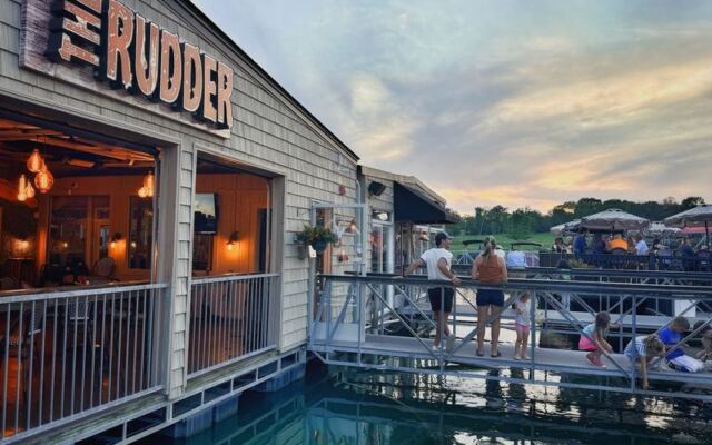 This Floating Marina Restaurant In Tennessee Serves Brunch While Boats Drift Right Past Your Table