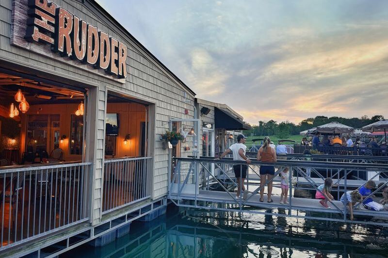 This Floating Marina Restaurant In Tennessee Serves Brunch While Boats Drift Right Past Your Table