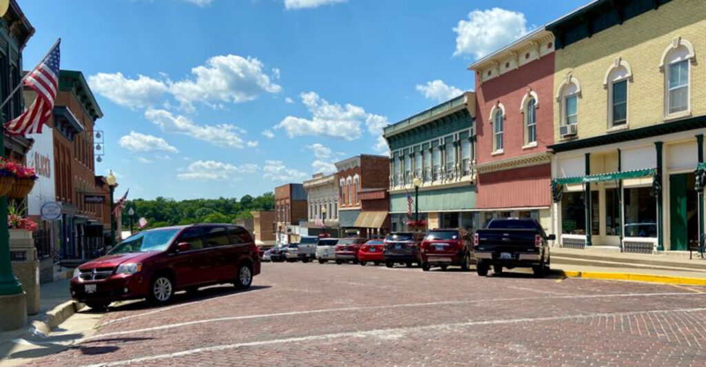 10 Small Illinois Towns Packed With Antique Shops and Hidden Treasures