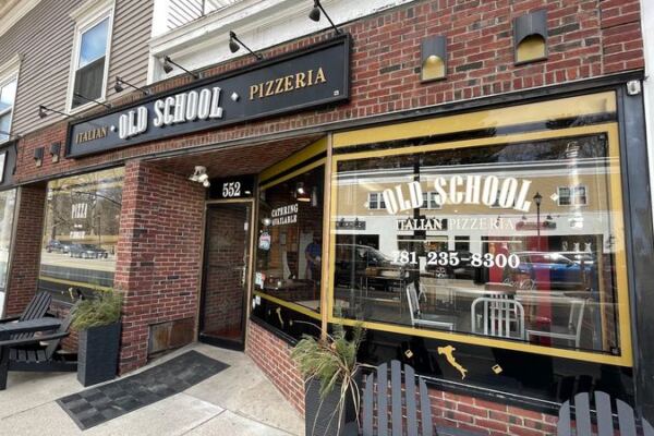 Locals in Wellesley Quietly Guard This Old-School Massachusetts Pizza Parlor as the Best Slice Around