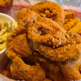 This Rural Illinois Fish House Is Worth the Drive for Catfish, Frog Legs, and Shrimp