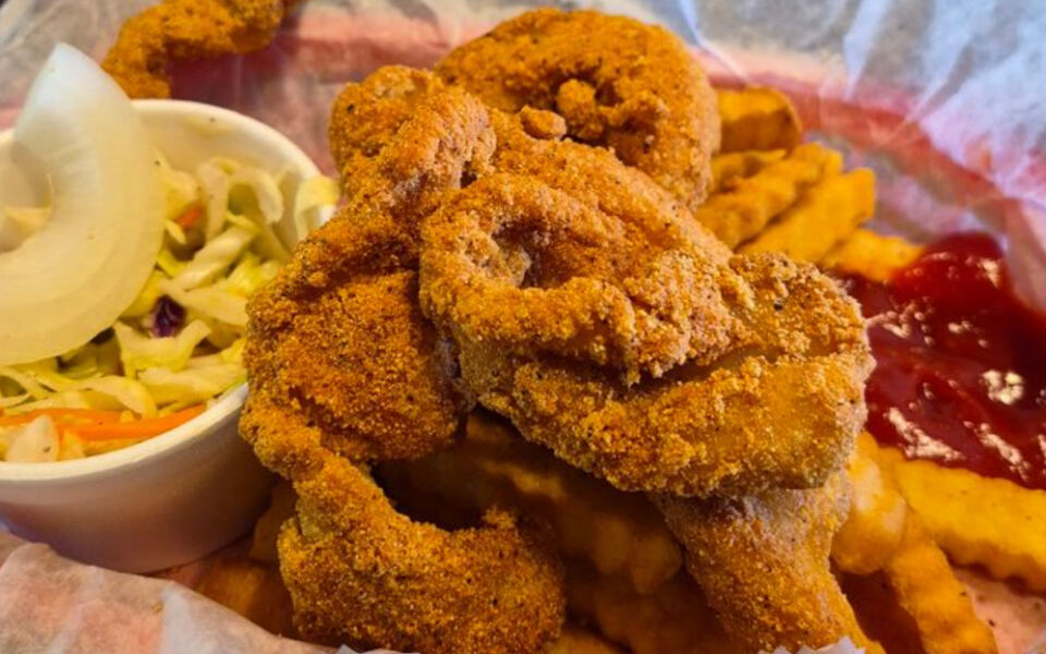 This Rural Illinois Fish House Is Worth the Drive for Catfish, Frog Legs, and Shrimp