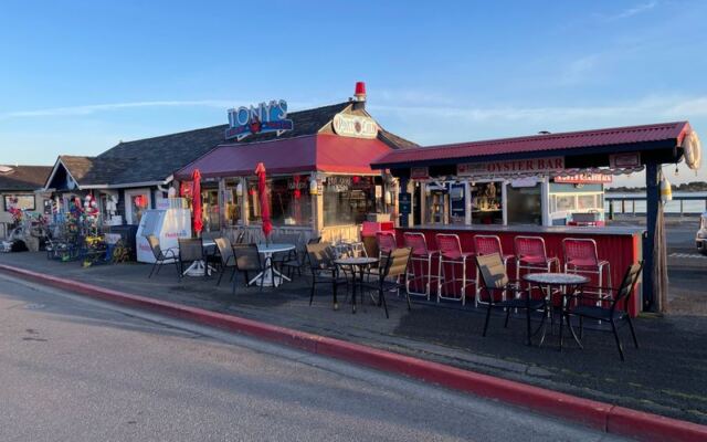 This Unassuming Oregon Harbor Shack Serves Fresh Dungeness Crab and Chowder Locals Line Up For