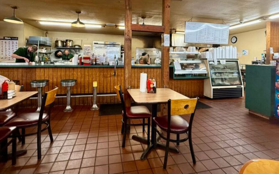 The Best Barbecue in This Tiny Florida Town Is Hiding Inside an Old Country Gas Station