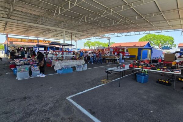 This Massive Texas Flea Market Draws 2,000-Plus Vendors on Sundays with Antiques, Vintage Finds, and Serious Bargain Hunting