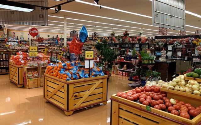 Why Loyal Tennessee Shoppers Skip Kroger for This Locally Owned Food City Institution