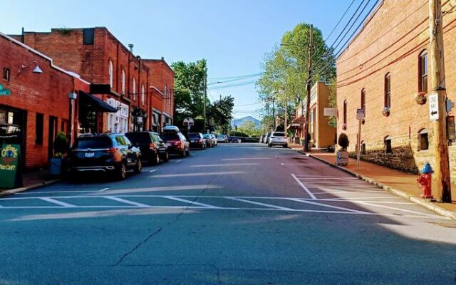 This Charming North Carolina Mountain Town Just 15 Minutes From Asheville Feels Like A Hallmark Movie