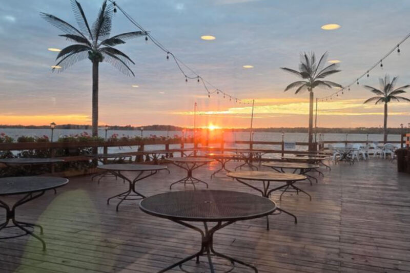 This Illinois Restaurant Serves Burgers, Seafood, and a Front-Row Seat to the Chain O’Lakes