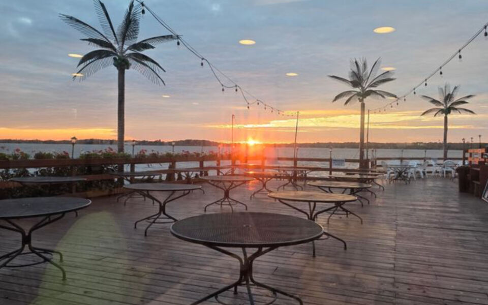 This Illinois Restaurant Serves Burgers, Seafood, and a Front-Row Seat to the Chain O’Lakes