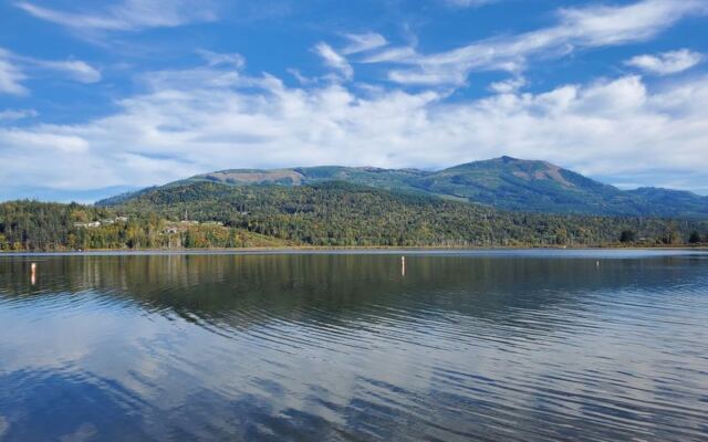 Stumble Onto This Washington Lake Beach and Its Clear Water Wins Over First-Timers