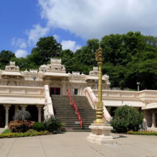 You’d Never Guess This Serene Nashville Temple, With Its Towering Ganesha Idol and Fountain-Ringed Grounds, Is in Tennessee