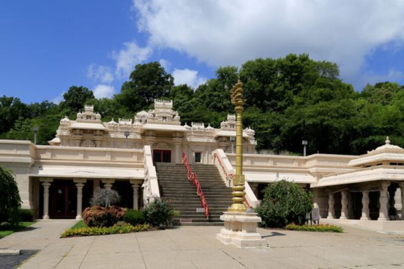 You’d Never Guess This Serene Nashville Temple, With Its Towering Ganesha Idol and Fountain-Ringed Grounds, Is in Tennessee